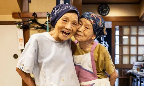 2 cụ bà sinh đôi ở Nhật: Cùng sống lạc quan kinh doanh tiệm ăn nổi tiếng gần 50 năm